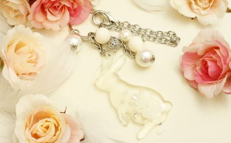 【ホワイトデーのプレゼントに】ラビットシルエットのラブリーなバッグチャーム。シンプルなバックに可愛さUP♪『The Walzting　Cat　うさぎのバッグチャーム　ホワイト』が980円 【送料無料】