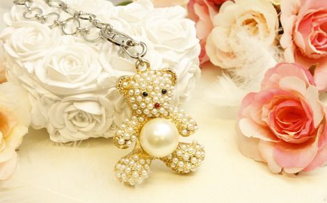 【ホワイトデーのプレゼントに】とってもキュートなクマが可愛さを一段をアップ♪『The　Waltzing　Cat　ホワイトパールベアーバッグチャーム』が1,480円 【送料無料】