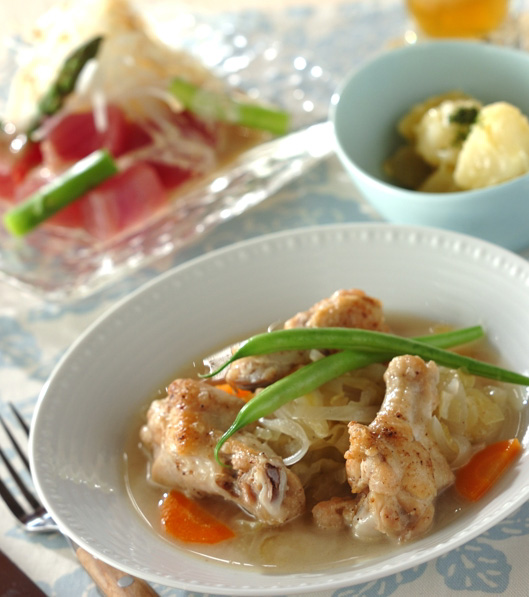 ワイン煮は、手羽元と野菜の旨味が出たスープも絶品！　お好みのパンを添えてもいいですね。