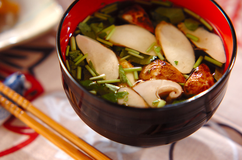 松茸のお吸い物【E・レシピ】料理のプロが作る簡単レシピ/2011.09.26公開のレシピです。