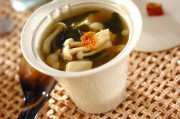 ホワイトシメジとワカメのスープ