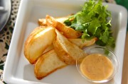 フライドポテトのチリマヨ添え