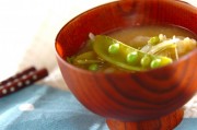 キャベツとスナップエンドウのみそ汁