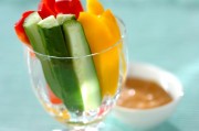 キュウリとパプリカの野菜スティック　みそマヨディップ添え