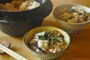 ボリューム感あり! 油揚げ入り混ぜ込みキノコご飯