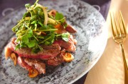 クレソンたっぷり、サラダ仕立てのステーキ