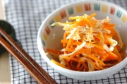 ニンジンのゴマ風味酢の物