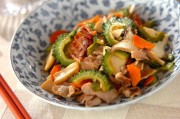 ごはんがすすむ！豚肉とゴーヤのみそ炒め
