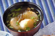 とろろ昆布と麩のお吸い物