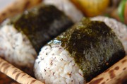 ユカリとゴマのおにぎり