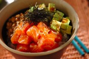 サーモンとアボカドのカフェ丼