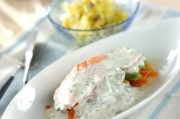 蒸し鮭のサワーソースとアンチョビキャベツ