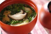 シイタケと麩のお吸い物