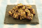 ココナッツオイルで作るナッツとレーズンのローチョコ