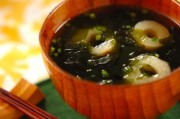 麩とワカメのお吸い物