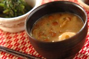 ナメコと麩のみそ汁