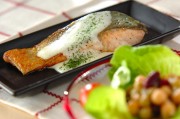 ミルクソースがけ鮭のムニエル