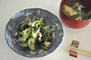 モロヘイヤと鶏ささ身のゴマ和え ワカメスープ