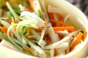 せん切り野菜のサラダ