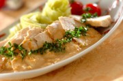鶏むね肉の酒蒸しゴマダレかけ
