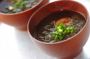 とろろ昆布と梅干しの簡単スープ