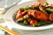 アスパラと魚肉ソーセージのみそバター炒め