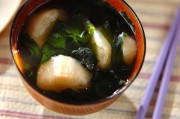 麩とワカメのお吸い物