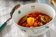 夏野菜とヒヨコ豆のトマトスープ