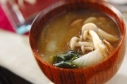 シメジと青菜のみそ汁