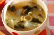 玉ネギとワカメのみそ汁