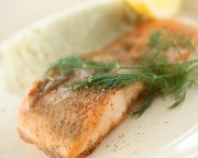 サーモンムニエルのロックフォールポテト添え