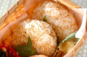 ゴマおにぎりの大葉巻き