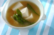キヌサヤと豆腐のみそ汁