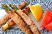 お箸がすすむ!定番アスパラの肉巻き焼き