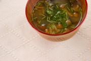 なめことワカメのみそ汁