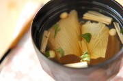 折れ湯葉とエノキのお吸い物