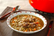 レンズ豆と骨付き豚バラ肉のスープ煮