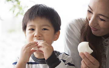 子どものおやつはいつから? あげ方や簡単おやつレシピのまとめ