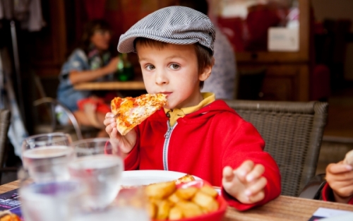 これなら迷惑にならない 子連れ外食のマナーとコツまとめ ウーマンエキサイト これなら迷惑にならない 子連れ外食のマナーとコツまとめ ウーマンエキサイト