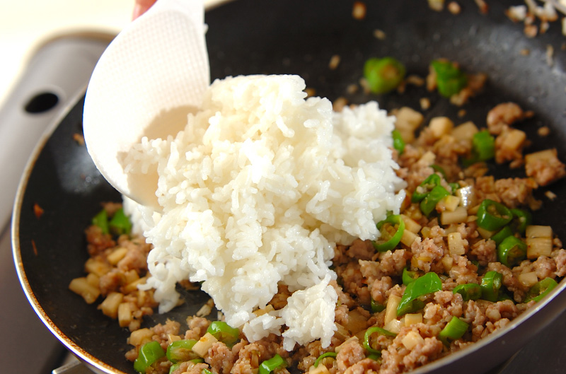 鶏ひき肉のユズコショウチャーハンの作り方2