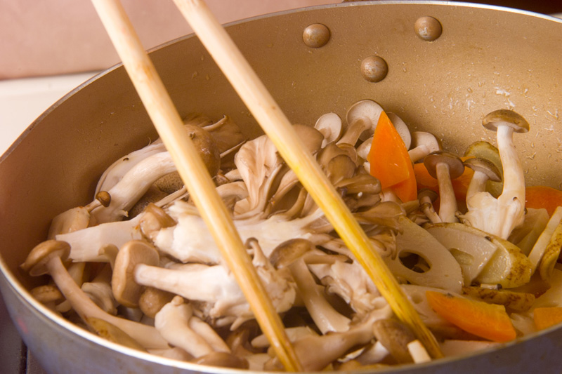 キノコと根菜の炒めものの作り方の手順2