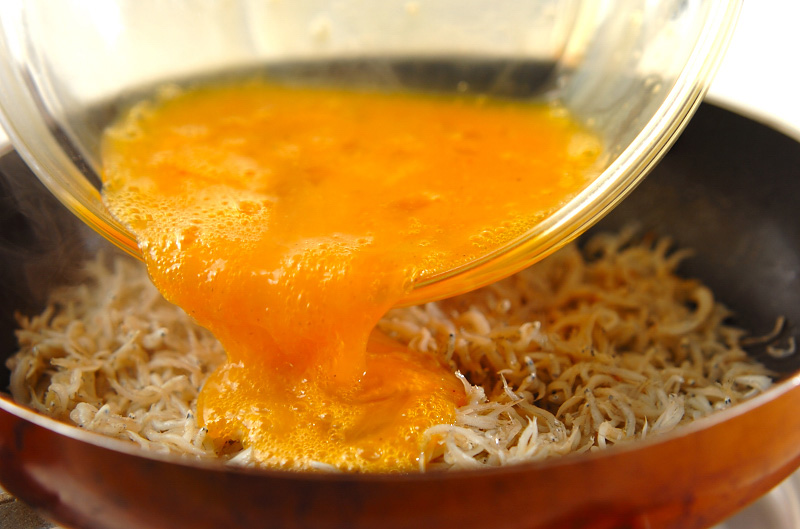 卵を使った時短レシピ フライパンで簡単！たっぷりしらすの卵焼きの作り方2