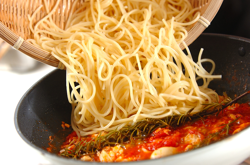 白身魚のトマトパスタの作り方の手順3