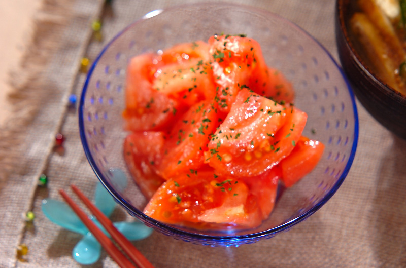 やわらか甘い！湯剥きトマトのシンプルサラダ