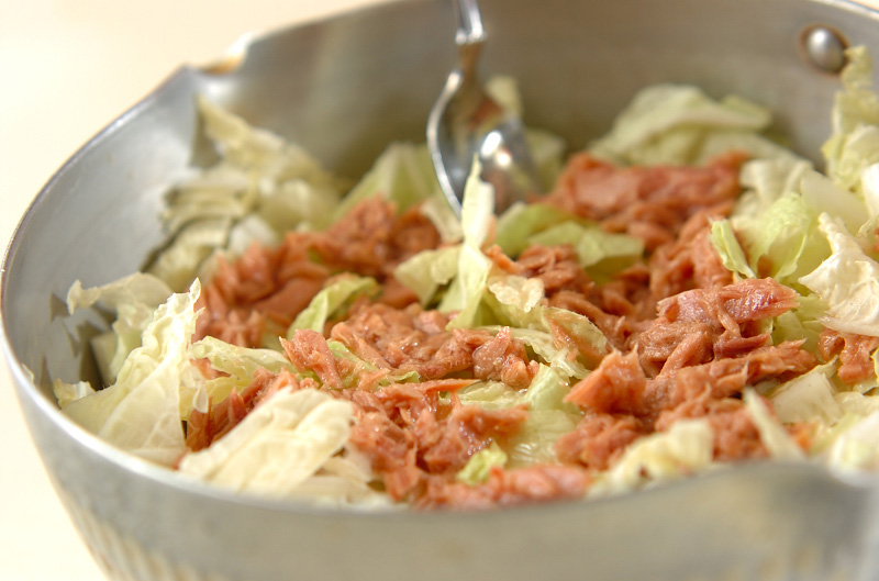 ツナ缶で旨味たっぷり！簡単ヘルシー白菜とツナのサッと煮の作り方1