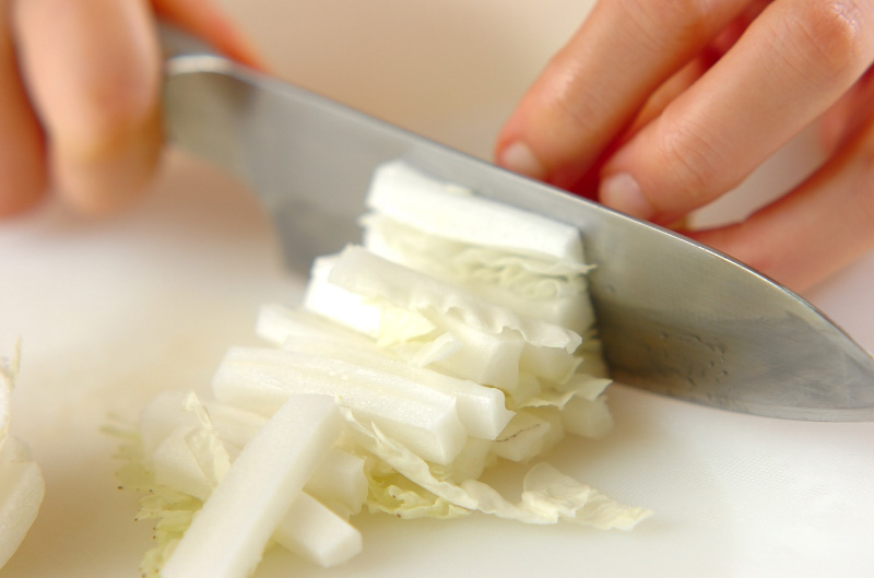 ツナ缶で旨味たっぷり！簡単ヘルシー白菜とツナのサッと煮の下準備1