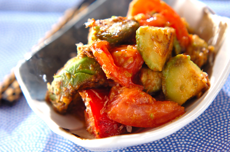 トマトとアボカドのマヨ炒め 副菜 のレシピ 作り方 E レシピ 料理のプロが作る簡単レシピ