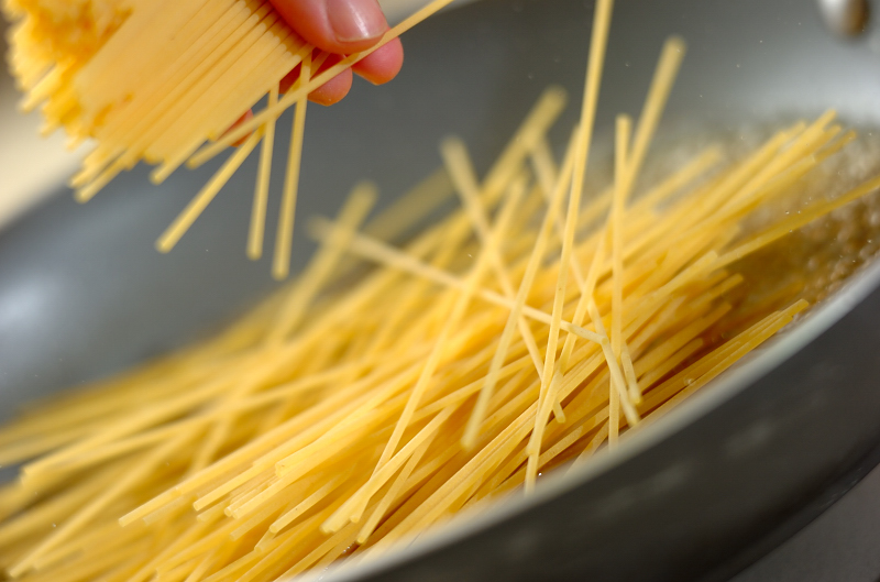 黒コショウとバターのシンプルなワンポットパスタの作り方1