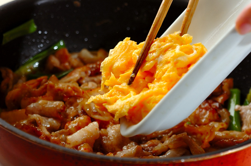 簡単!豚キムチ ピリ辛ふわふわ卵炒め ご飯がすすむ美味しさの作り方3