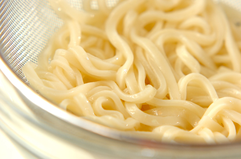 時短で簡単！サラダうどん 冷凍うどんと麺つゆを使った人気レシピの下準備1